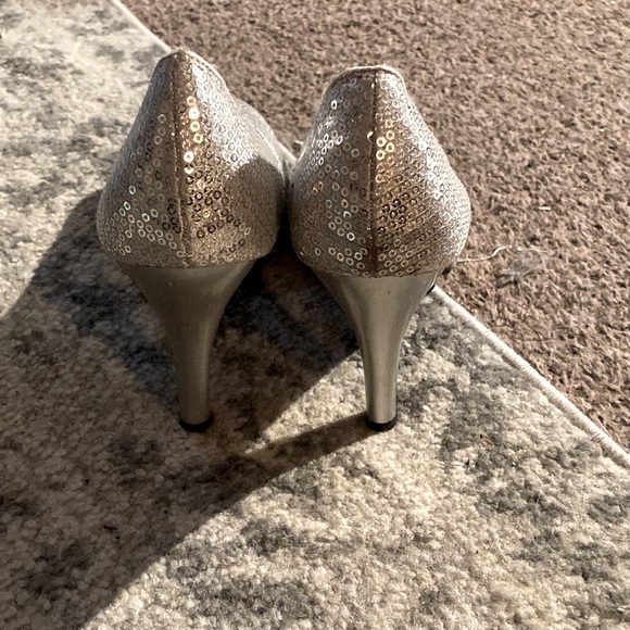 Women’s size 10 sequin heels - Picture 3 of 3